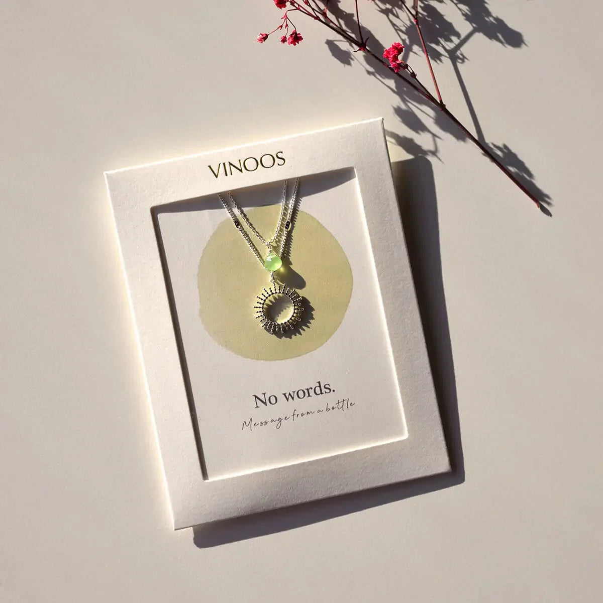 De zilverkleurige Vinoos ketting gepresenteerd op het bijbehorende quote-kaartje met de tekst No Words