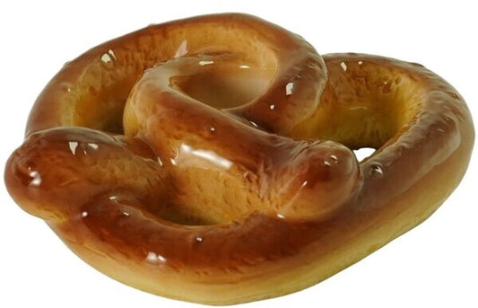 Kersten pretzel kandelaar van polyresin voorkant productfoto