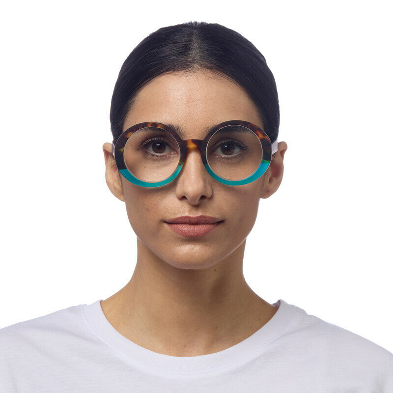 Model draagt de stijlvolle Okkia Laura Havana Blue unisex leesbril in een sfeervolle setting