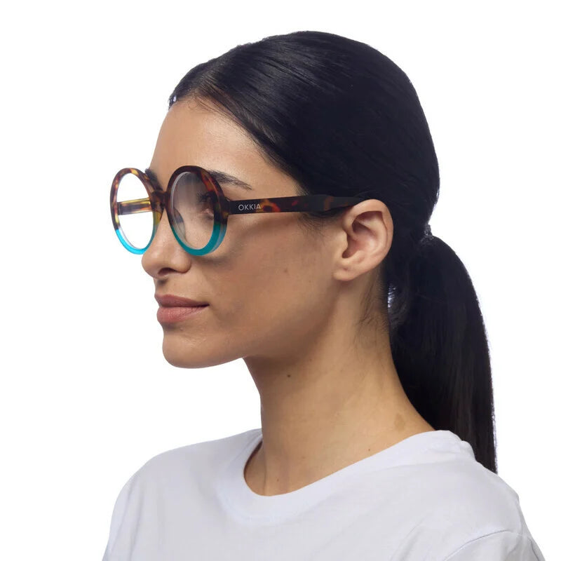 Zijaanzicht van een model met de Okkia Laura Havana Blue unisex leesbril