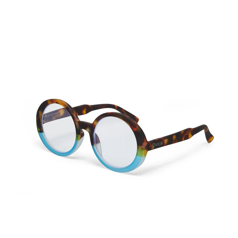 Zijkant van de uitgeklapte Okkia Laura Havana Blue unisex leesbril met focus op de pootjes