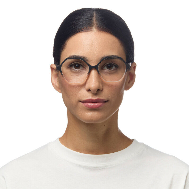 Model draagt de unisex Okkia Venezia Black Pink leesbril, vooraanzicht.