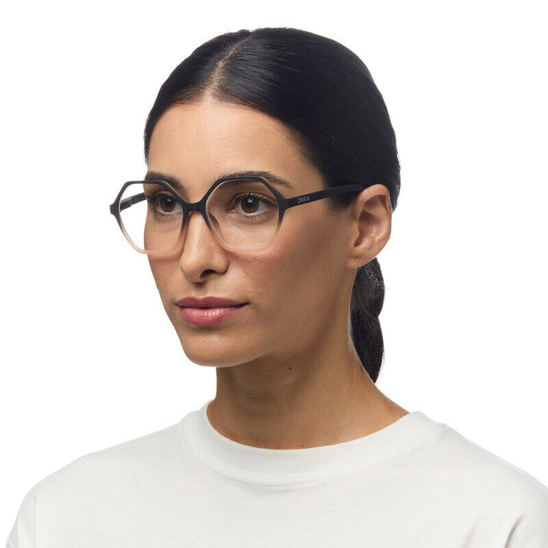 Zijaanzicht van model met de Okkia Venezia Black Pink leesbril om de pasvorm te tonen.