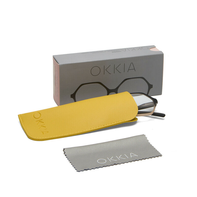 • Okkia Venezia Black Pink leesbril met de originele verpakking, beschermhoes en het brillendoekje.
