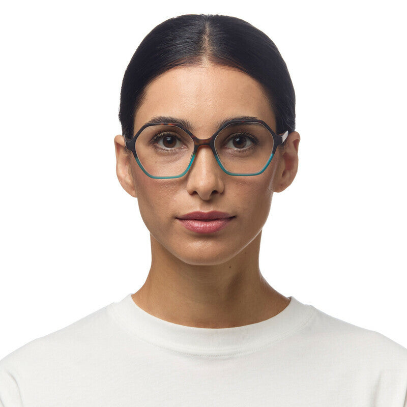 Model draagt de unisex Okkia Venezia Havana Blue leesbril, vooraanzicht.