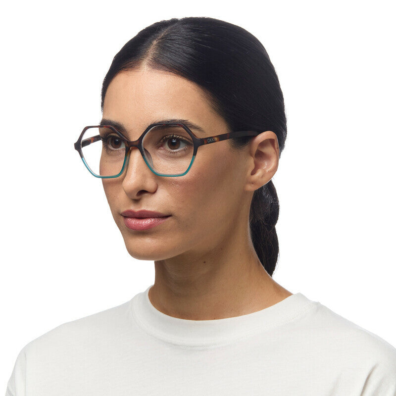 Zijaanzicht van model met de Okkia Venezia Havana Blue leesbril om de pasvorm te tonen.