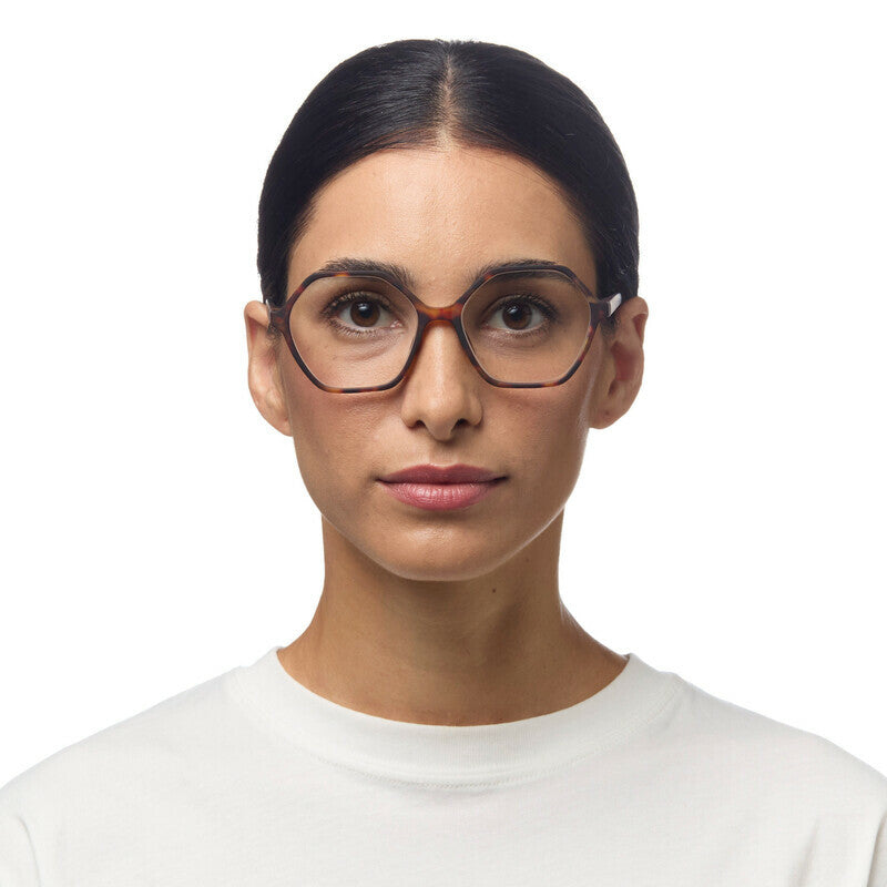 Model draagt de Okkia Venezia Havana leesbril, vooraanzicht.
