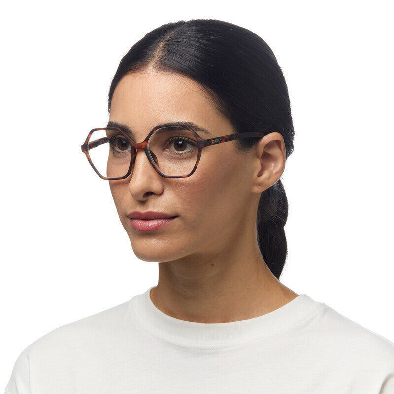 Zijaanzicht van model met de Okkia Venezia Havana leesbril om de pasvorm en pootjes te tonen.