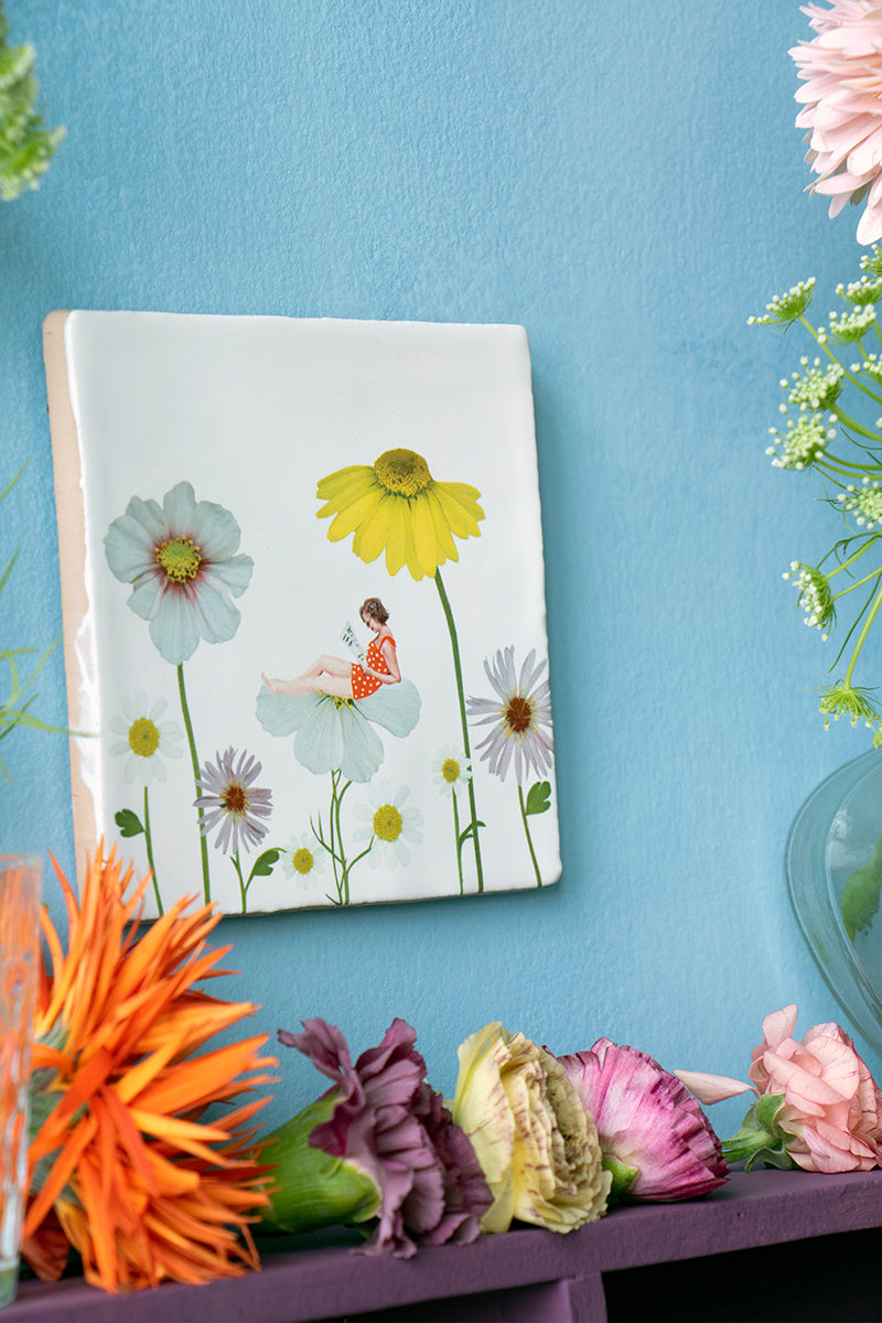 Siertegel omringd door bloemen small - detailfoto 6