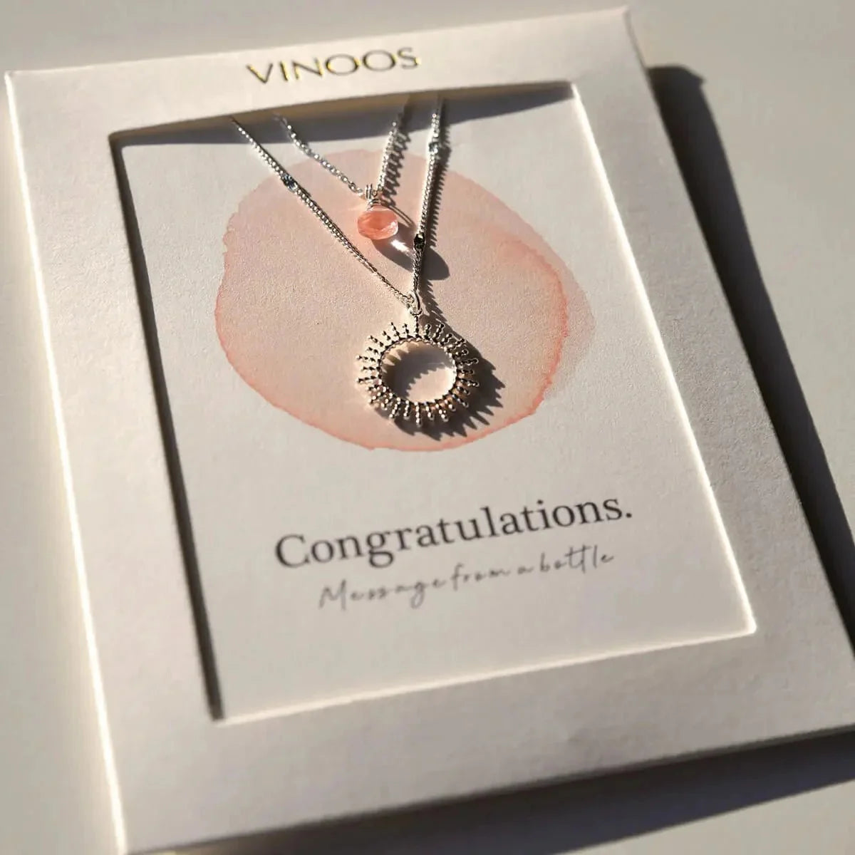 De zilverkleurige Vinoos ketting gepresenteerd op het bijbehorende quote-kaartje met de tekst Congratulations