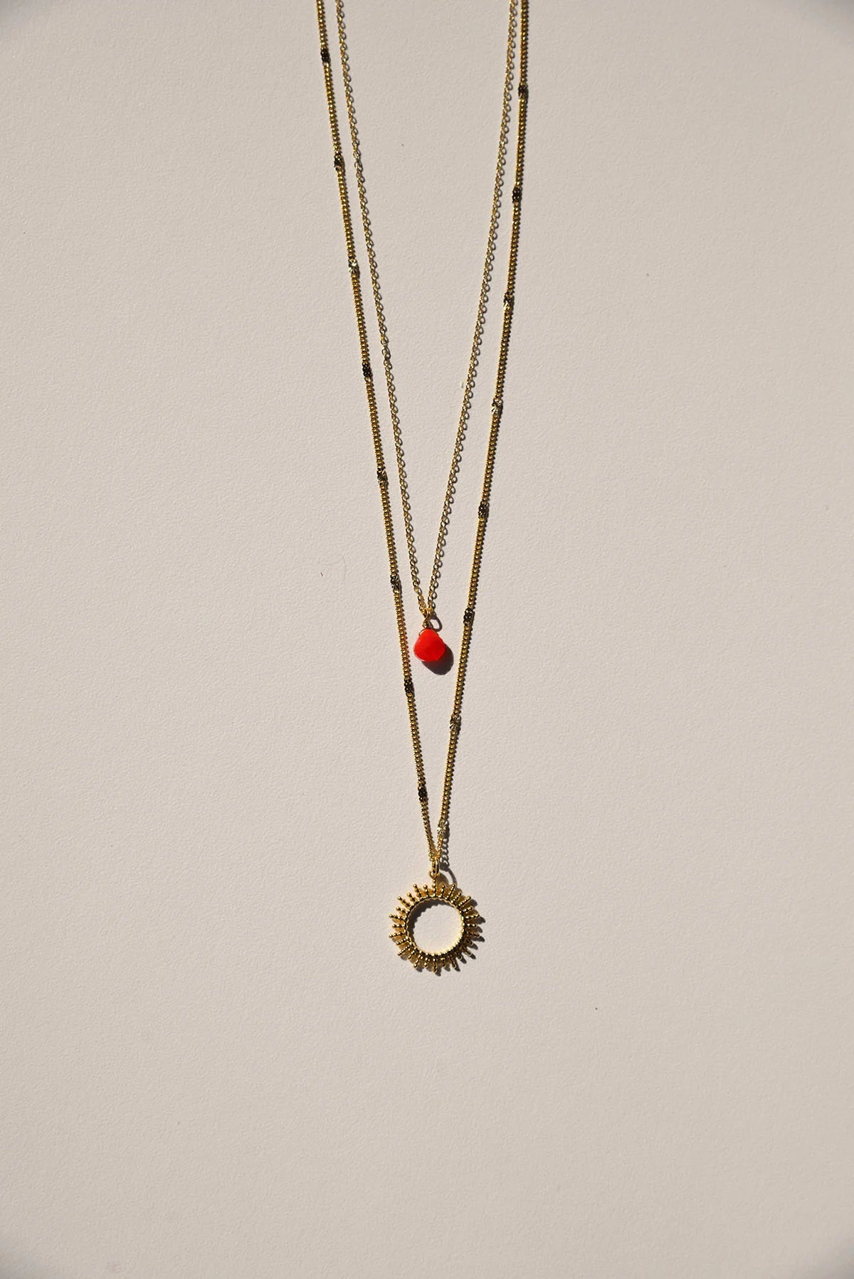 Goudkleurige Vinoos ketting Zon Orange You are Beautiful als stijlinspiratie en in detail